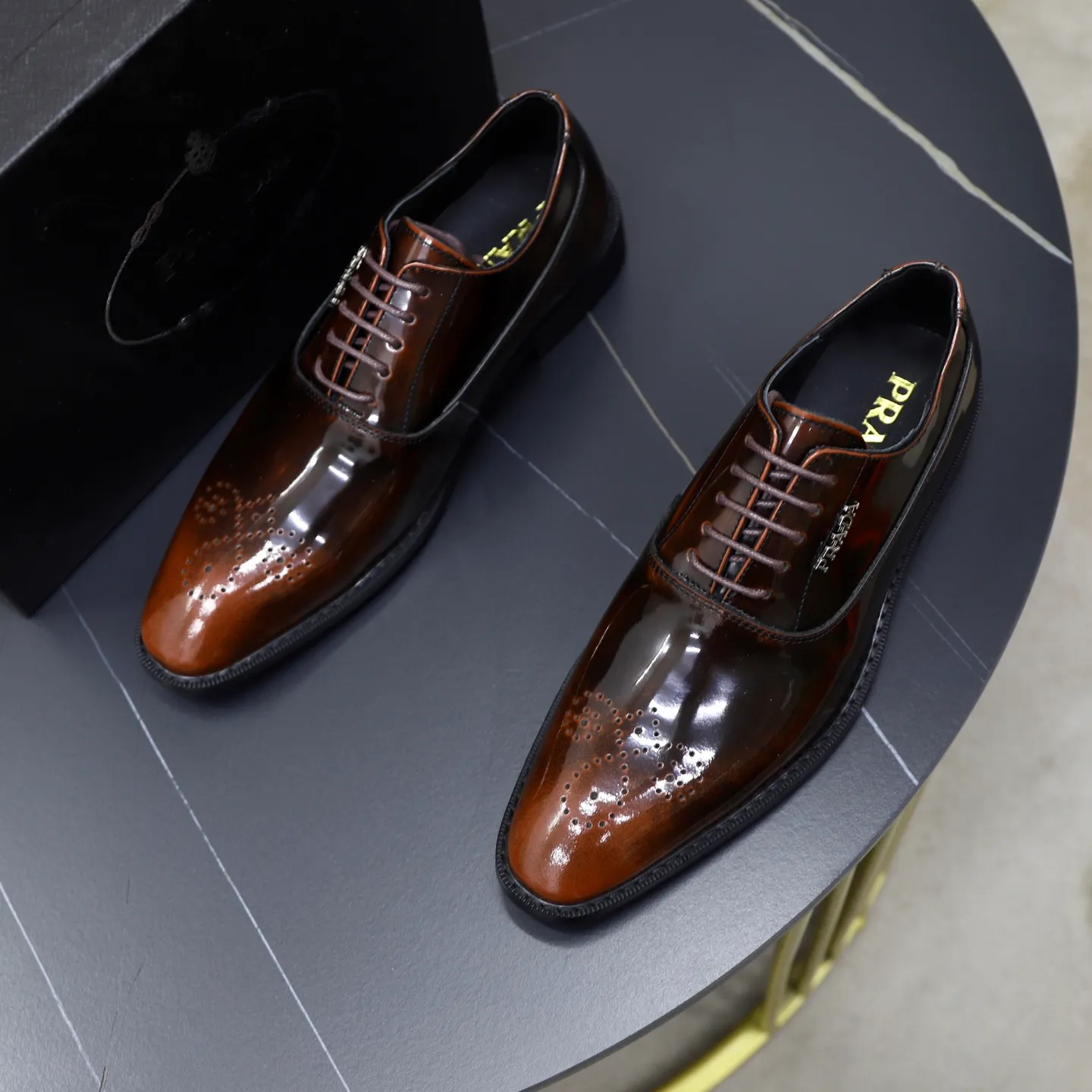 Ex-factory price: 540💰🙅‍♂️🙅‍♂️🙅‍♂️ Brand: PRADA Standard code: Men's code 38-44 (45 can be customized) Grade: Same style as the official website Original order quality Material: Original cowhide surface Comfortable cowhide lining Original outsole Style category: Men's fashionable casual leather shoes Distinguished big-name luxury elements Top luxury Color: actual picture color